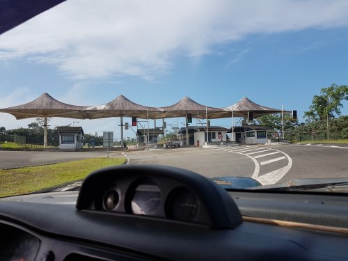 Arrivée au poste de frontière français